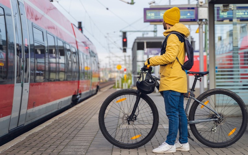 <p>... van het fietspad.&nbsp;In Nederland zijn we dol op fietsen. We fietsen naar onze werkplek, recreatief, we doen boodschappen met onze fiets en zeker in de stad is de fiets een belangrijk vervoersmiddel.</p>
